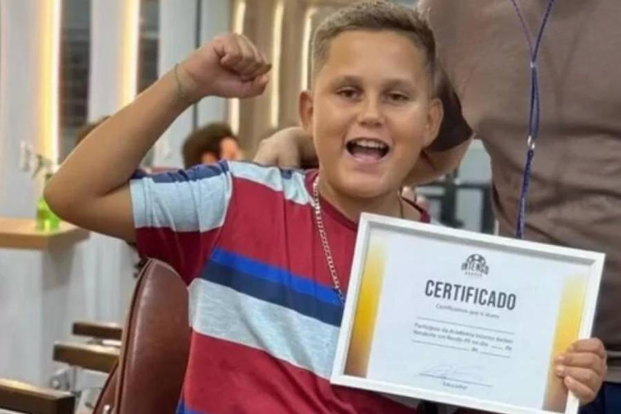 Dois adolescentes foram assassinados a tiros na noite de quarta-feira (28), em Cachoeirinha, no Agreste de Pernambuco. Entre as vítimas está Pablo da Silva Macedo, de 14 anos, que ganhou popularidade nas redes sociais como “Barbeiro Mirim”. O outro jovem foi identificado como João Vitor dos Santos Feitosa, de 16 anos. De acordo com o Informe Baiano, os corpos foram encontrados às margens da BR-...